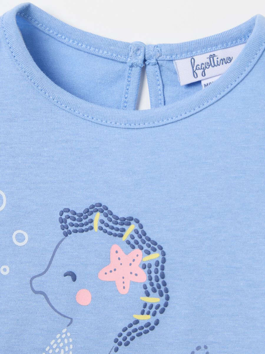 Light blue T-shirt in cotton with print and flounce_2