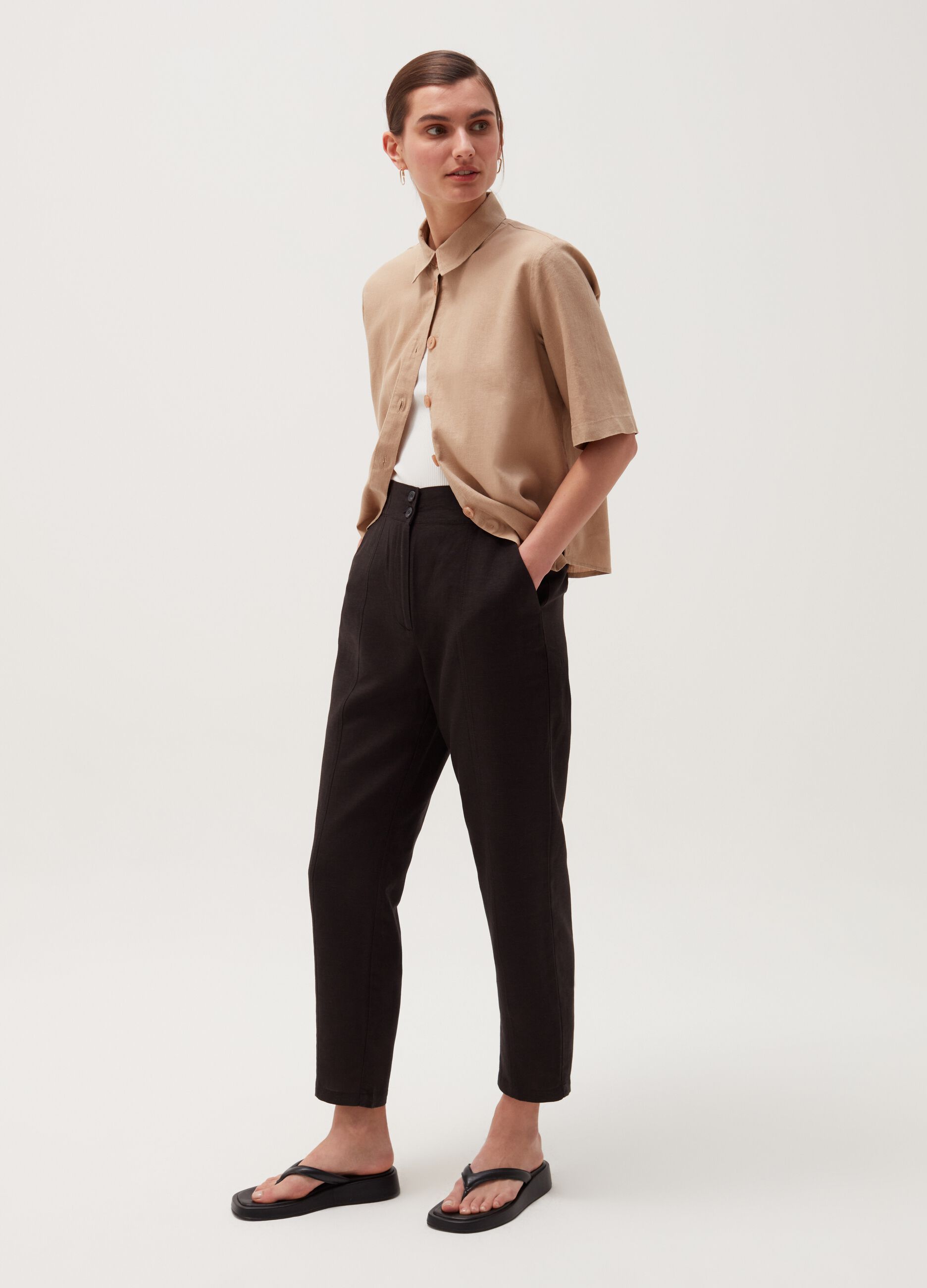 Ankle-fit trousers with high waist
