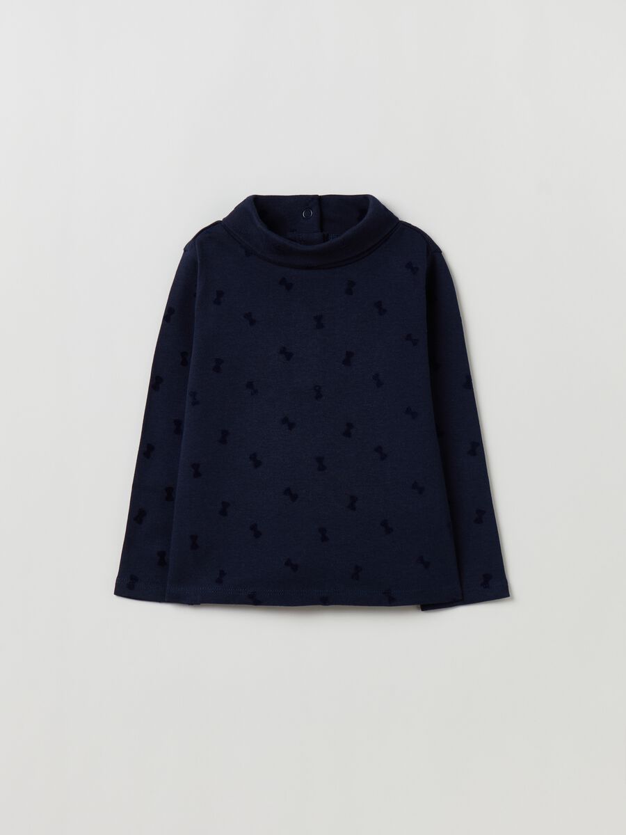T-shirt a collo alto con stampa fiocchetti_0