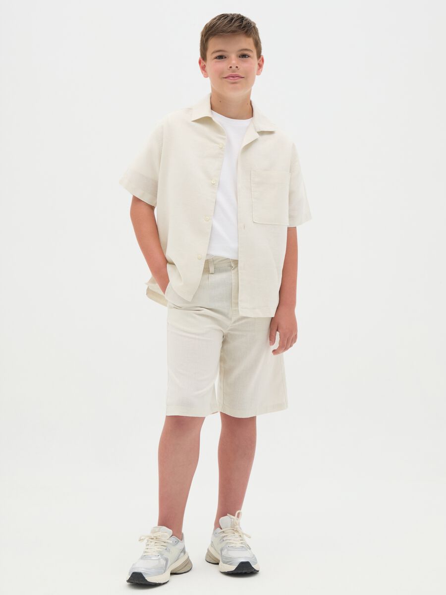 Bermuda da ragazzo in misto lino e cotone beige regular fit con due tasche posteriori_1