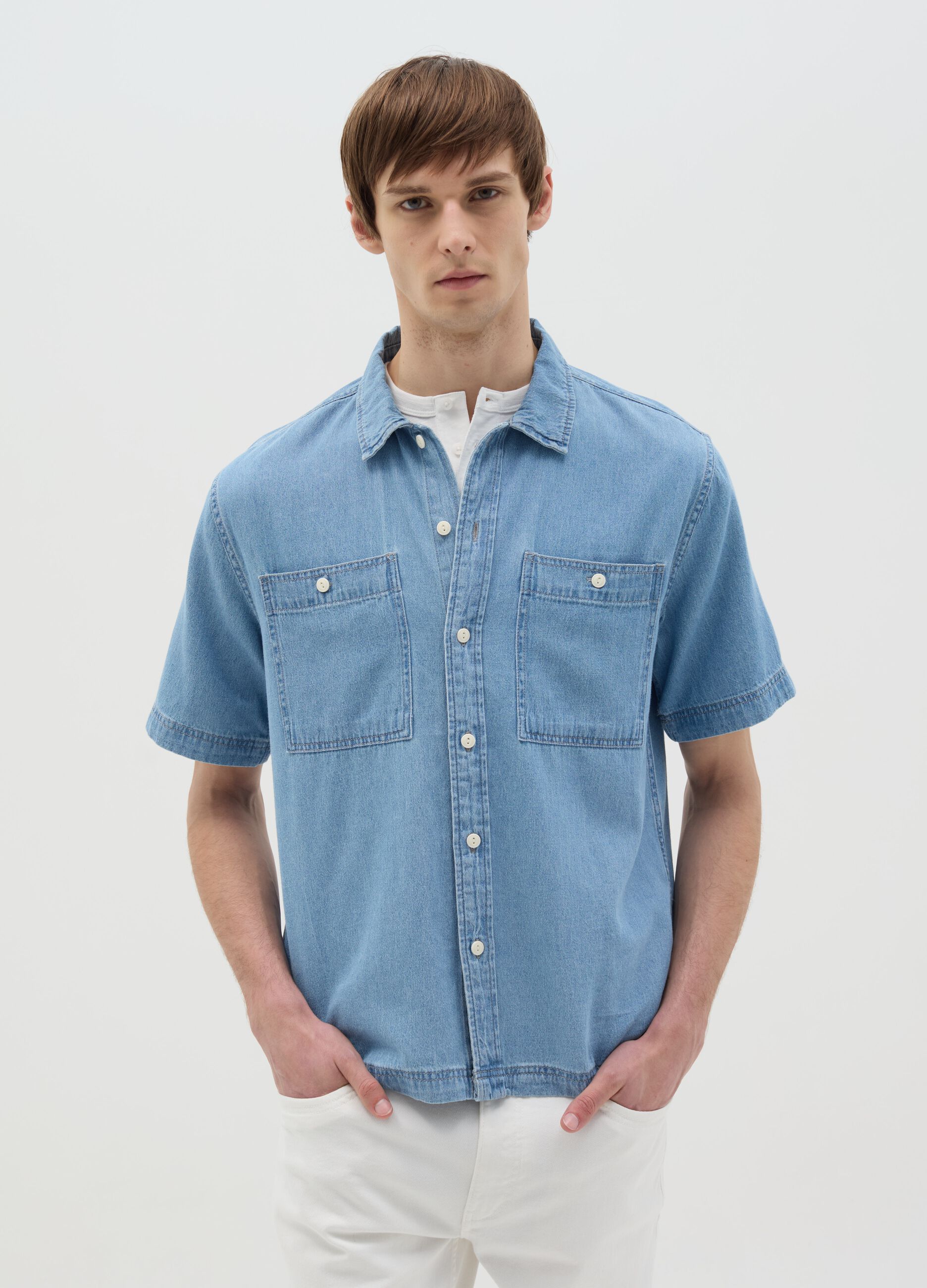 Short-sleeved shirt in denim with pockets