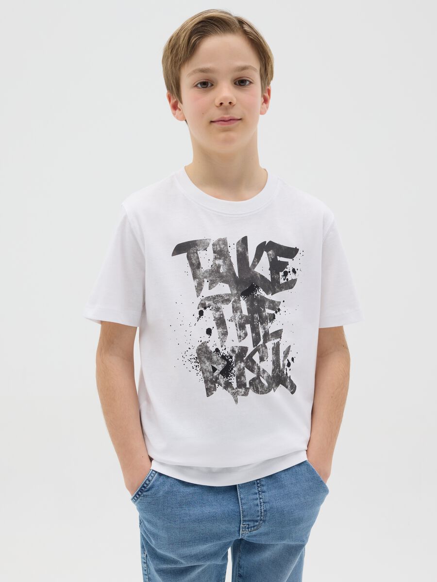 T-shirt in cotone con stampa "TAKE THE RISK" _0