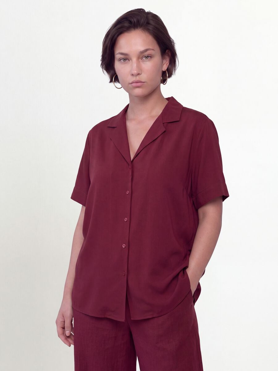 Camicia over fit rossa in misto viscosa a maniche corte_0
