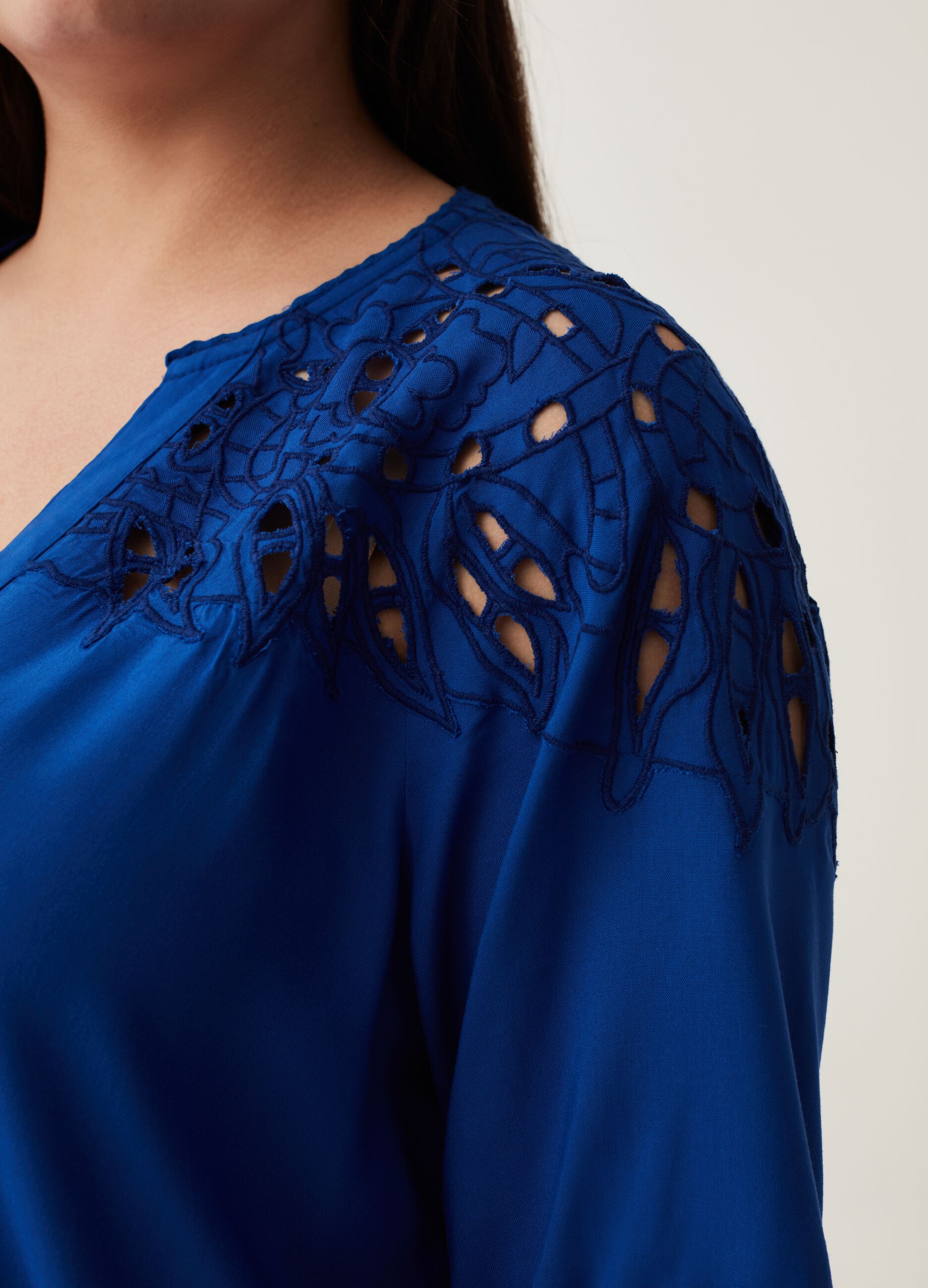 Blusa con inserti in sangallo Curvy MYA_3