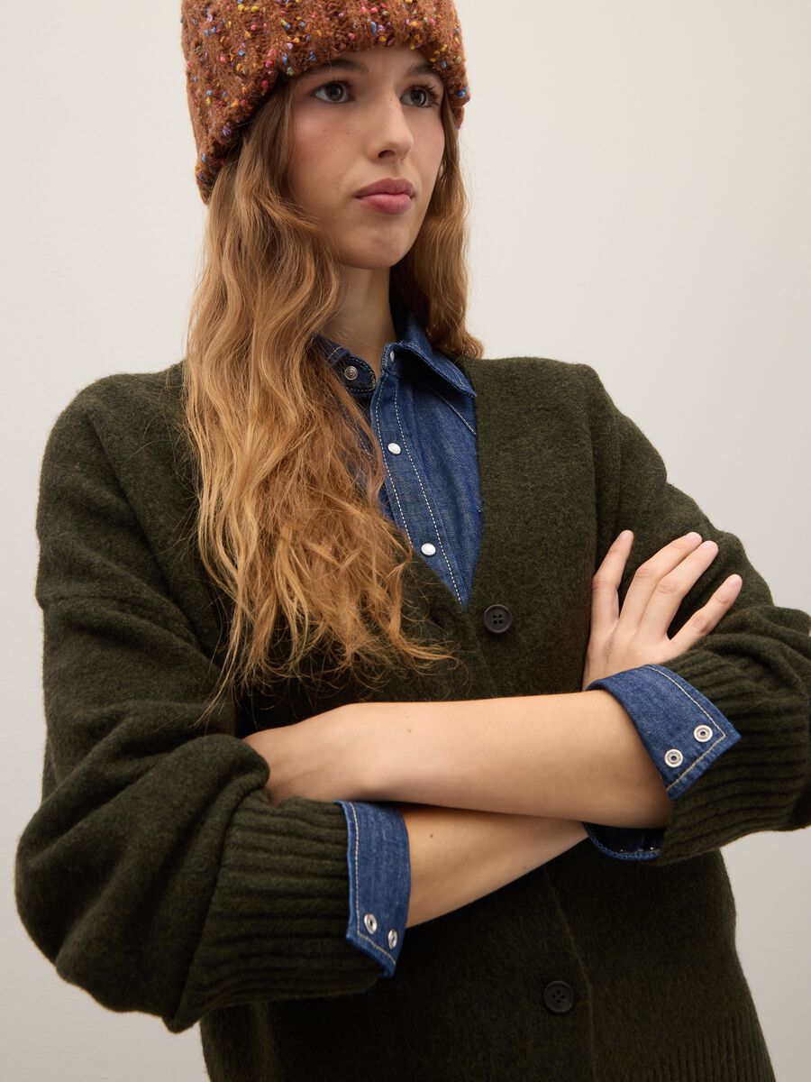 Cardigan verde scuro vestibilità over con scollo a V e bottoni_3