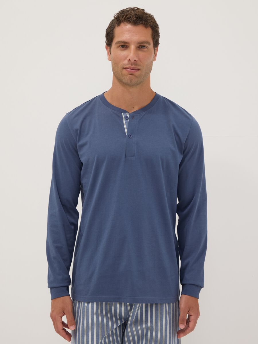 Pigiama blu in puro cotone organico con collo serafino regular fit_1