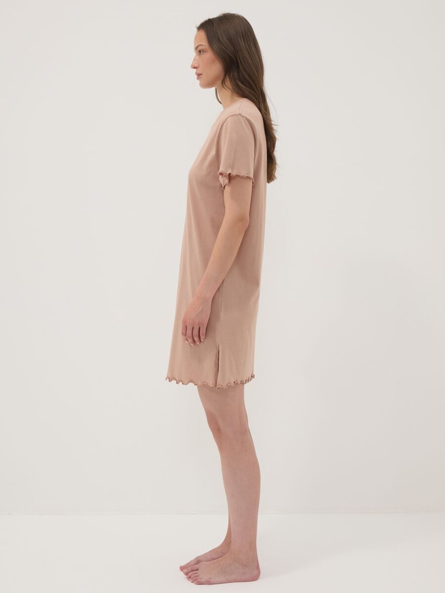 Camicia da notte beige in puro cotone organico con orli arricciati_2