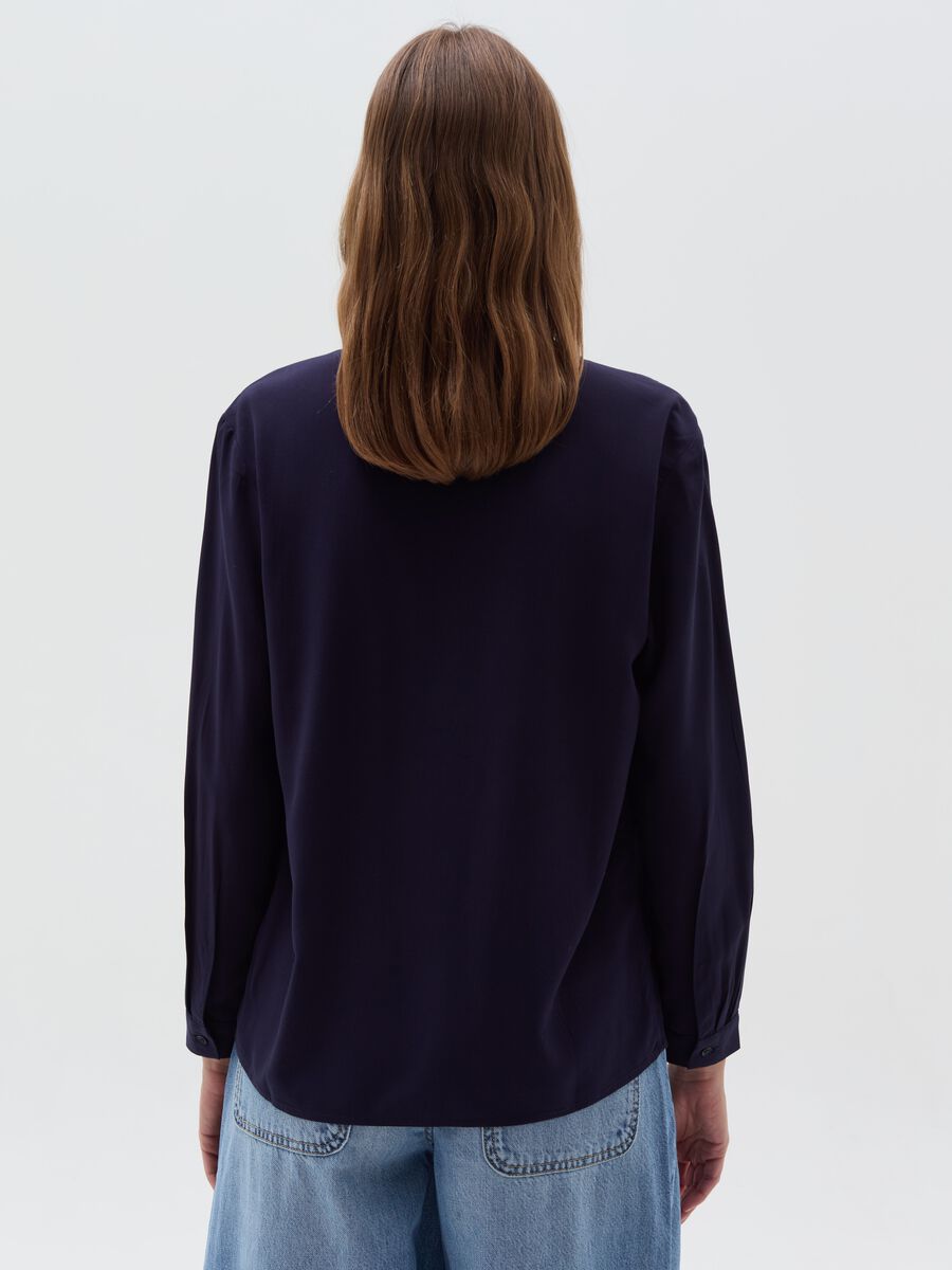 Blusa con scollo a polo maniche lunghe_2
