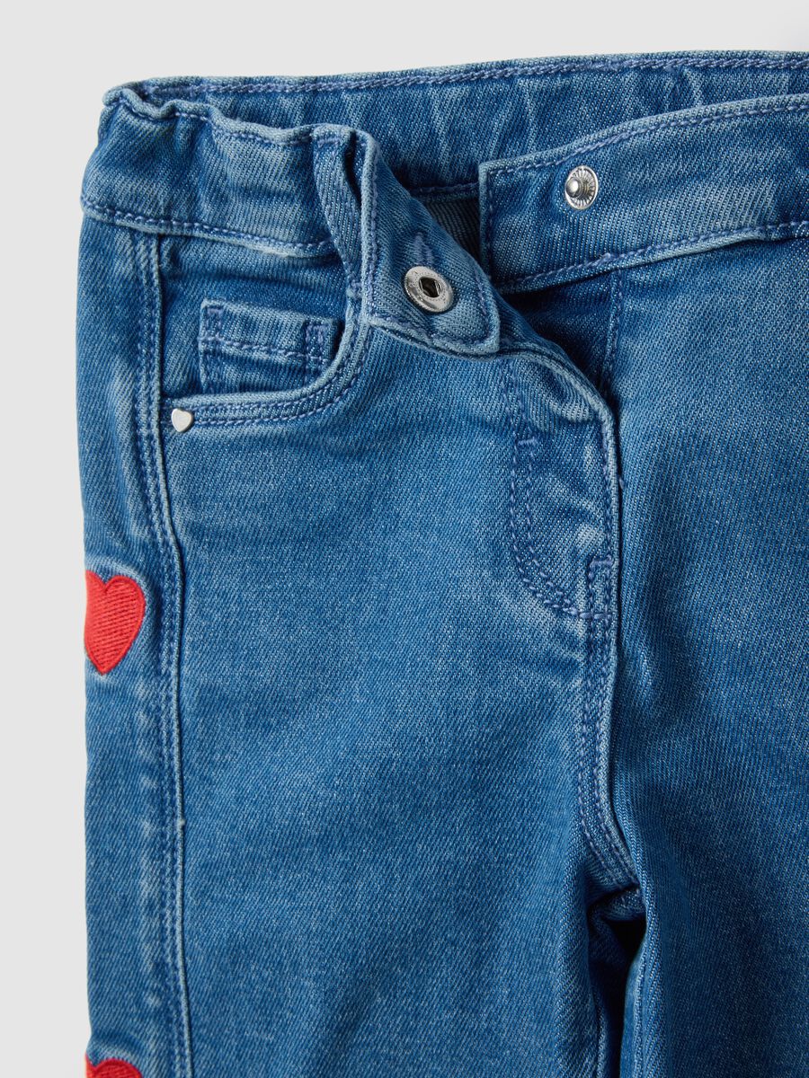 Wide blue denim jeans in cotton blend with embroidered hearts for girls_2