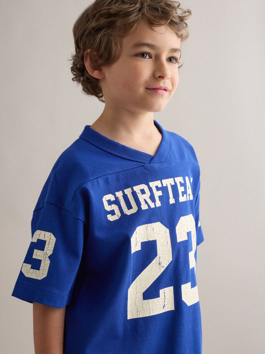 T-shirt in puro cotone blu da bambino oversize fit con stampe_2