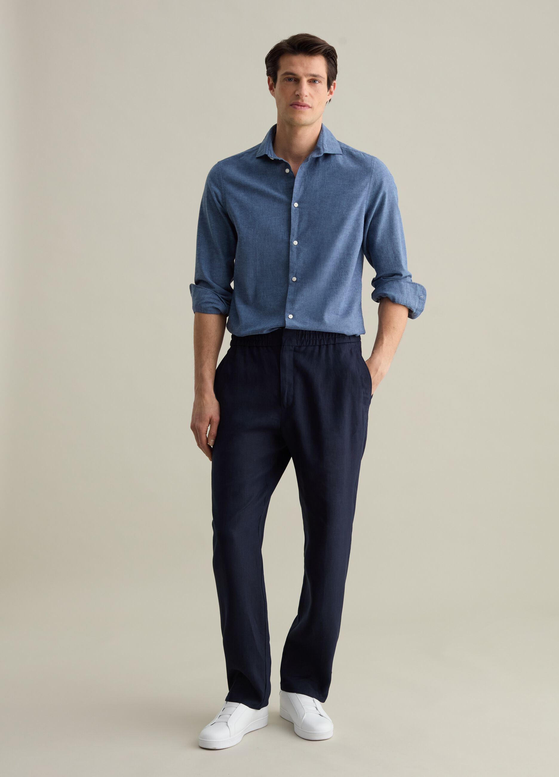 Contemporary trousers in linen