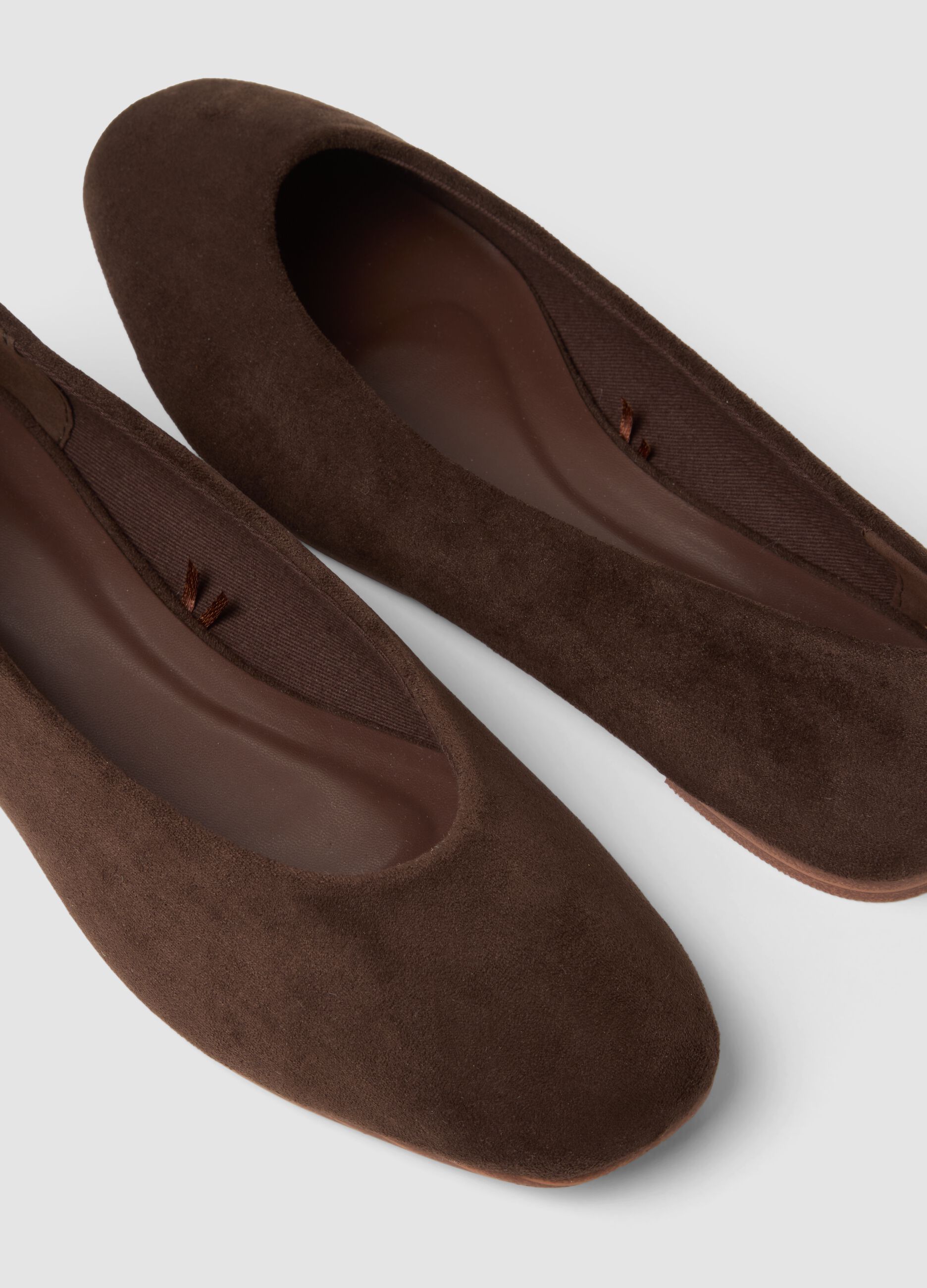 Classic brown round-toe ballet flats