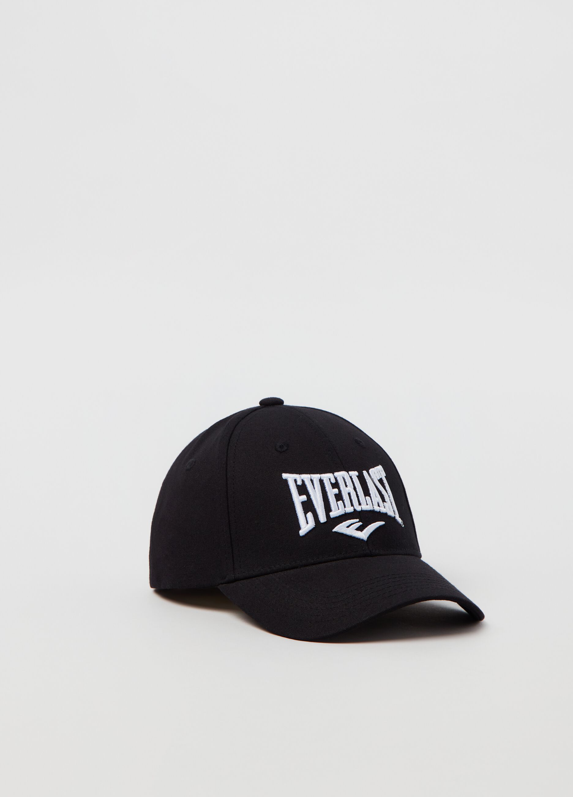 Baseball cap with Everlast embroidery.