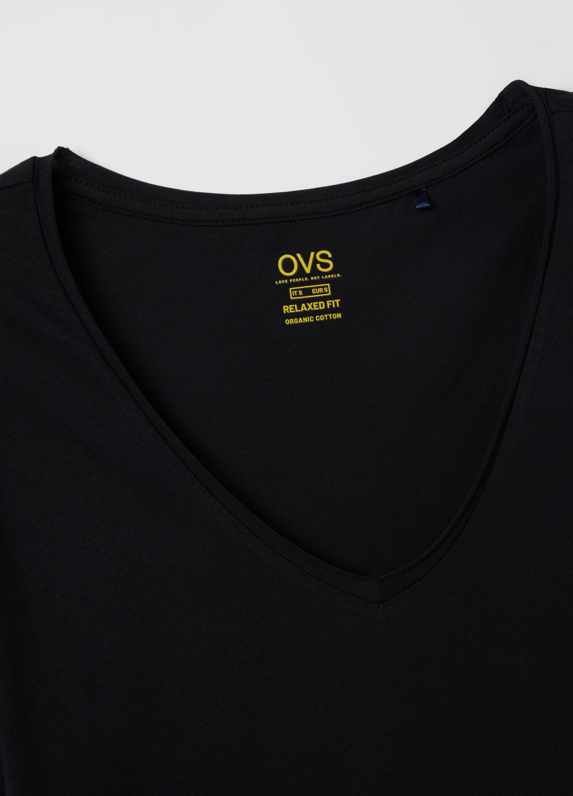 Black T-shirt in organic cotton with V neck