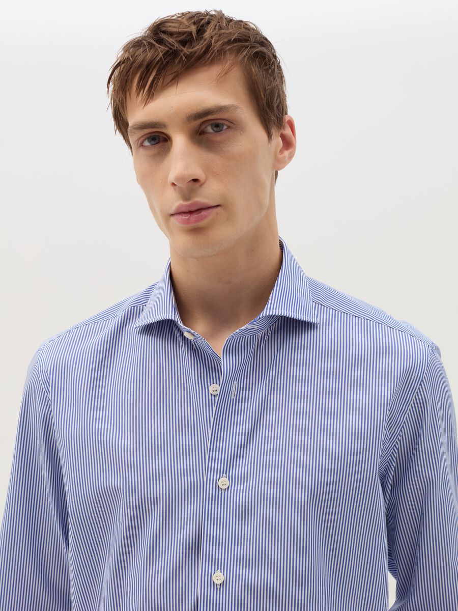 Slim-fit shirt with thin stripes_1