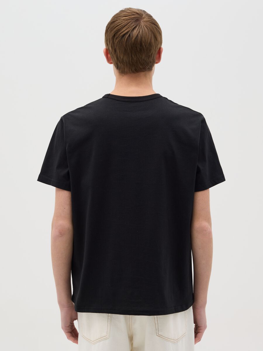 T-shirt in cotone con stampa palla da biliardo infuocata_3