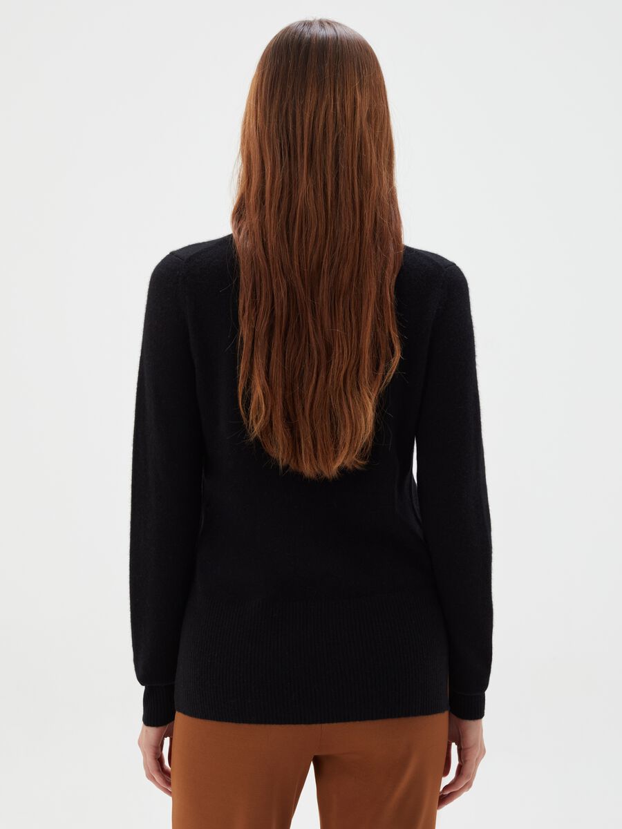 Dolcevita in cashmere con spacchi_2