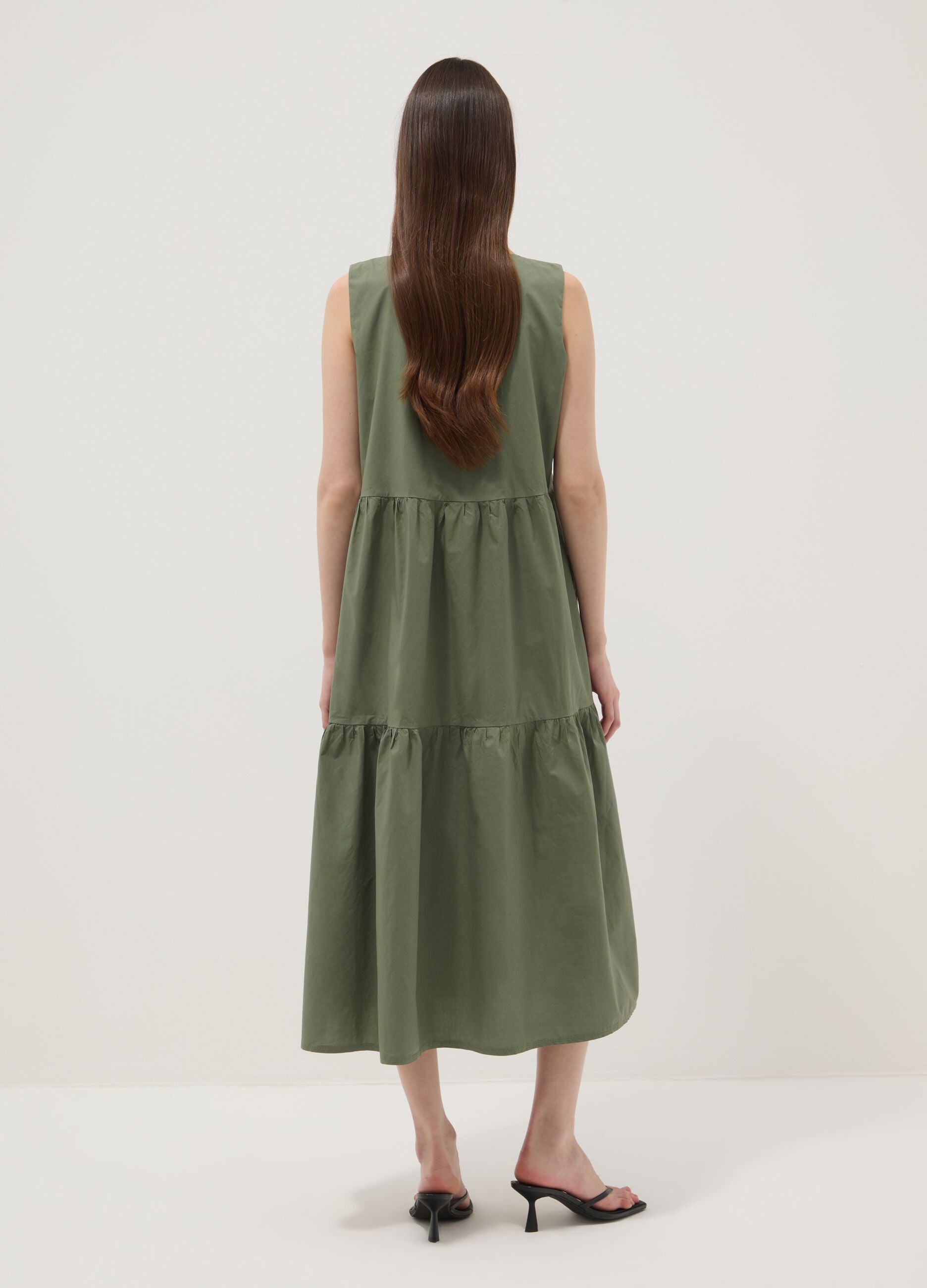 Abito verde smanicato in puro cotone con balze regular fit
