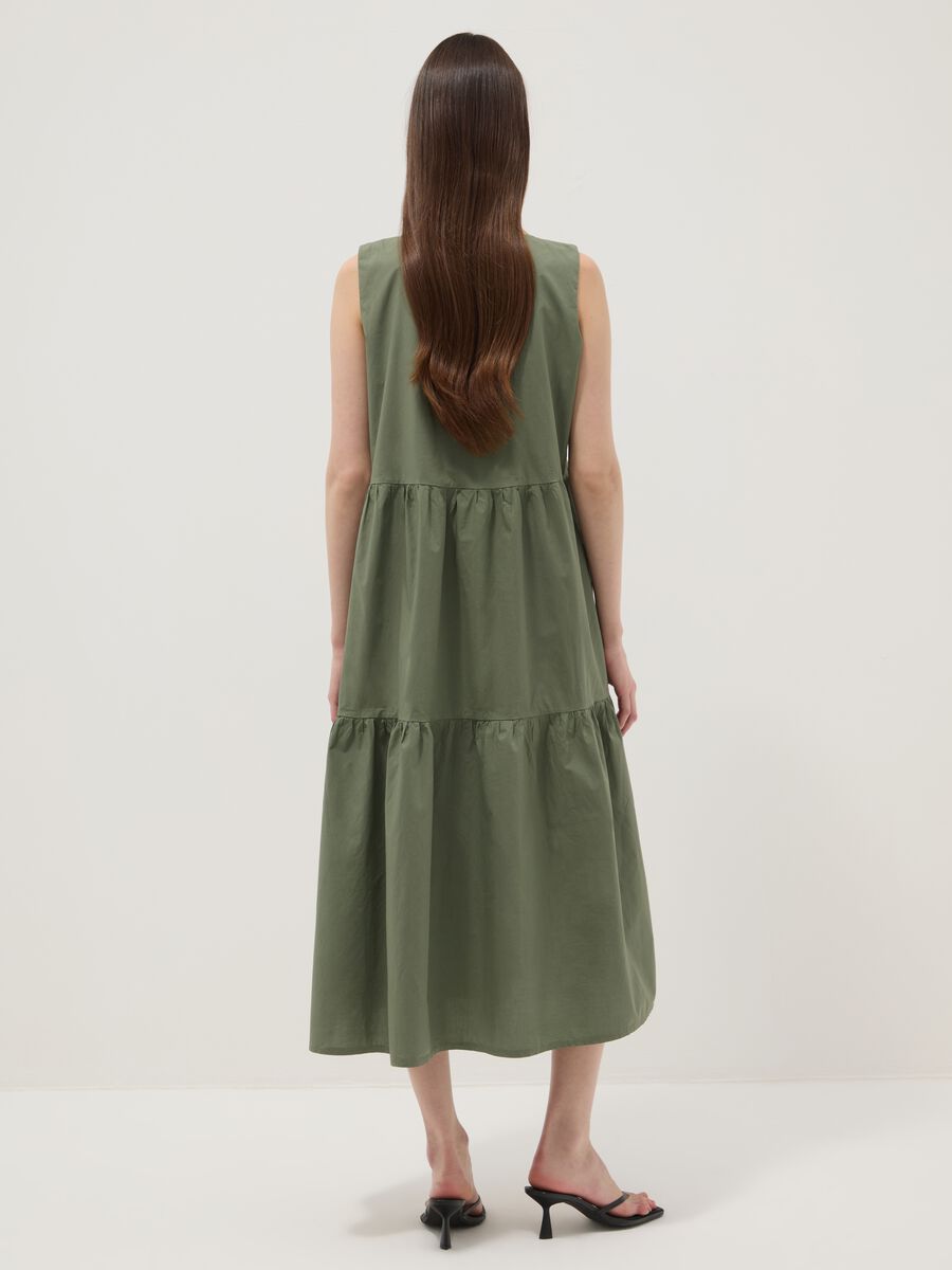 Abito verde smanicato in puro cotone con balze regular fit_3