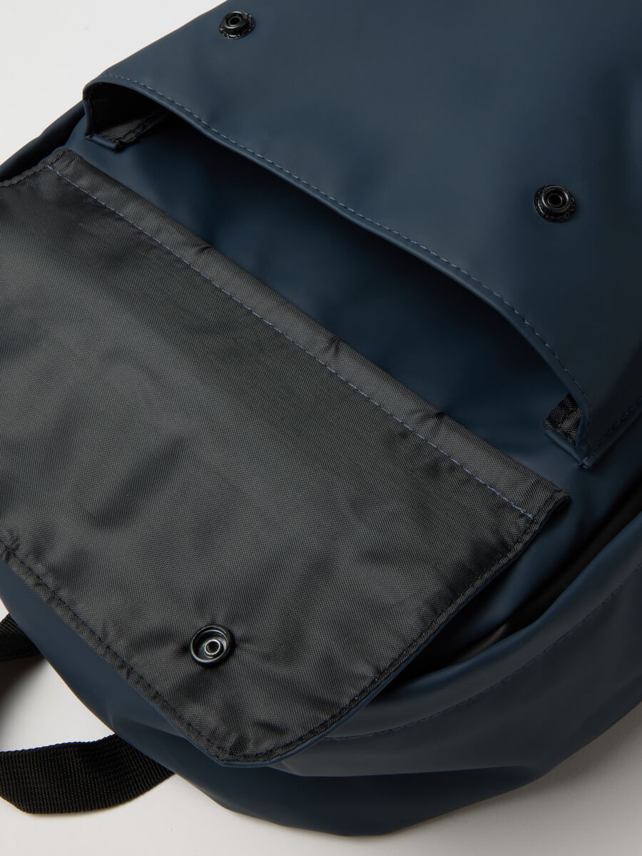 Blue backpack with adjustable straps and front pocket_2