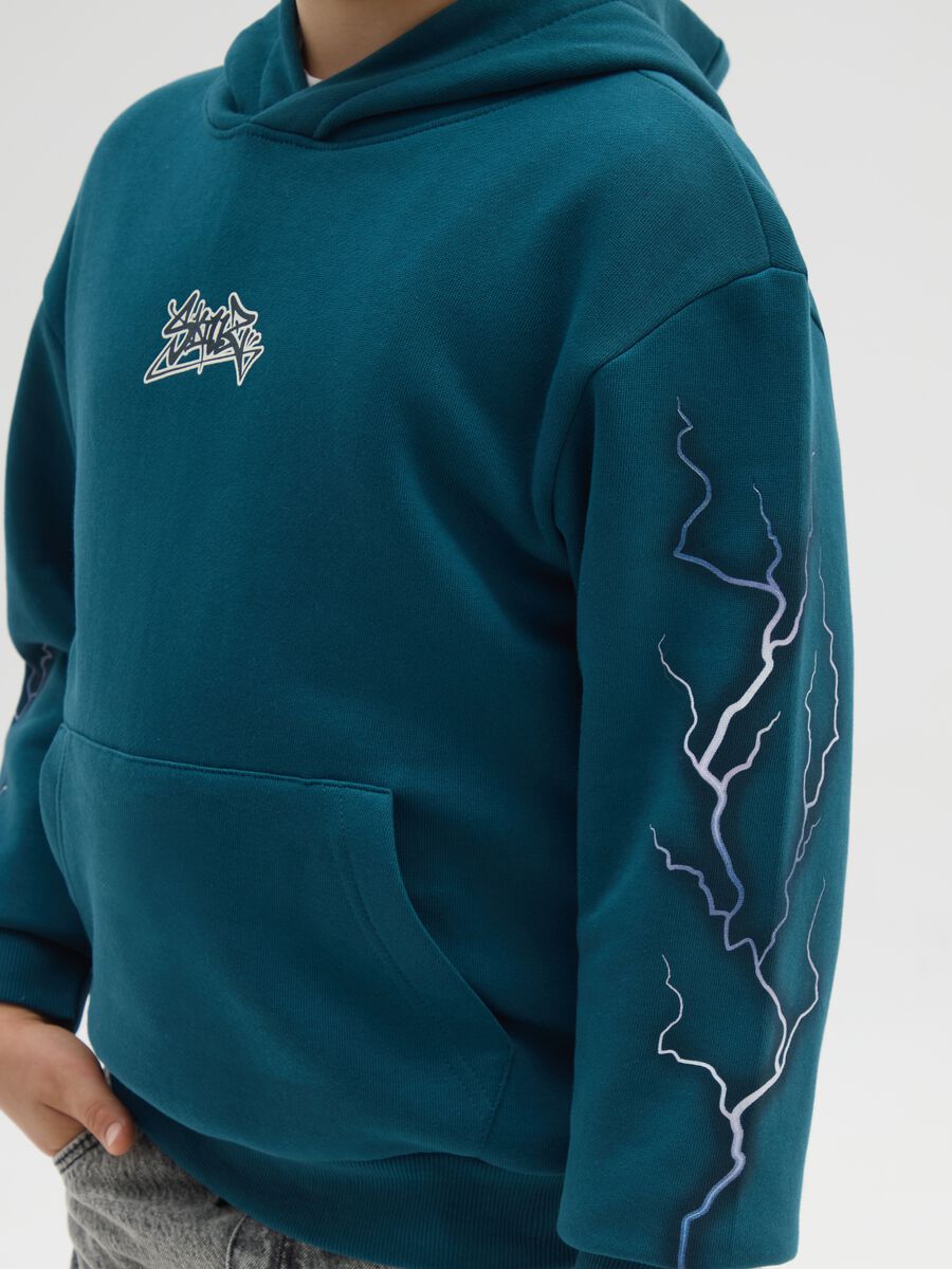 Felpa blu da ragazzo in puro cotone vestibilità over con stampe_2