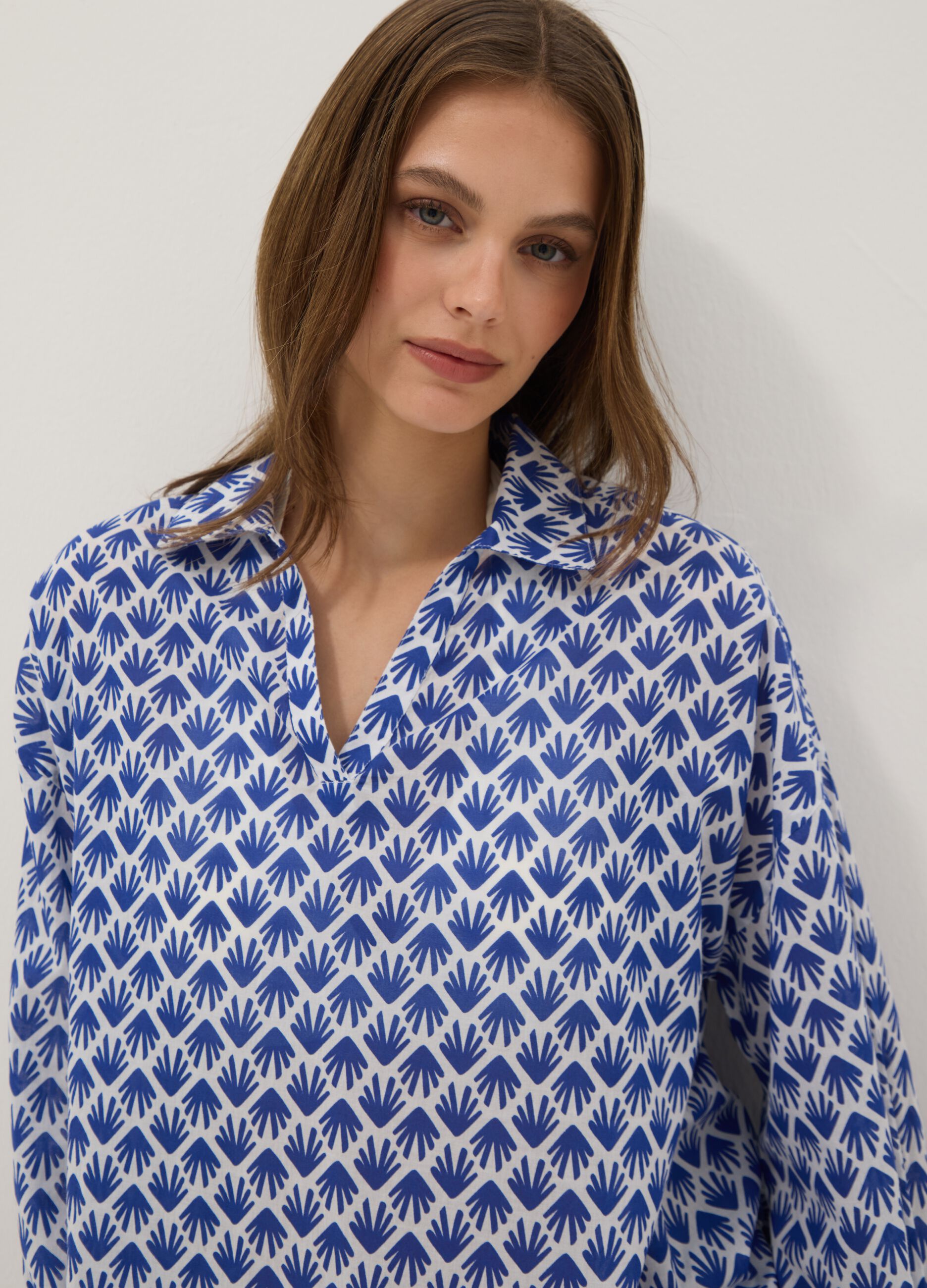 Camicia in puro cotone multicolor con fantasia e collo a V
