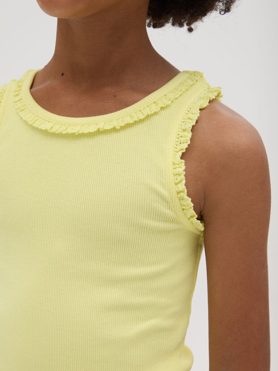 Ribbed yellow vest with crochet application_2