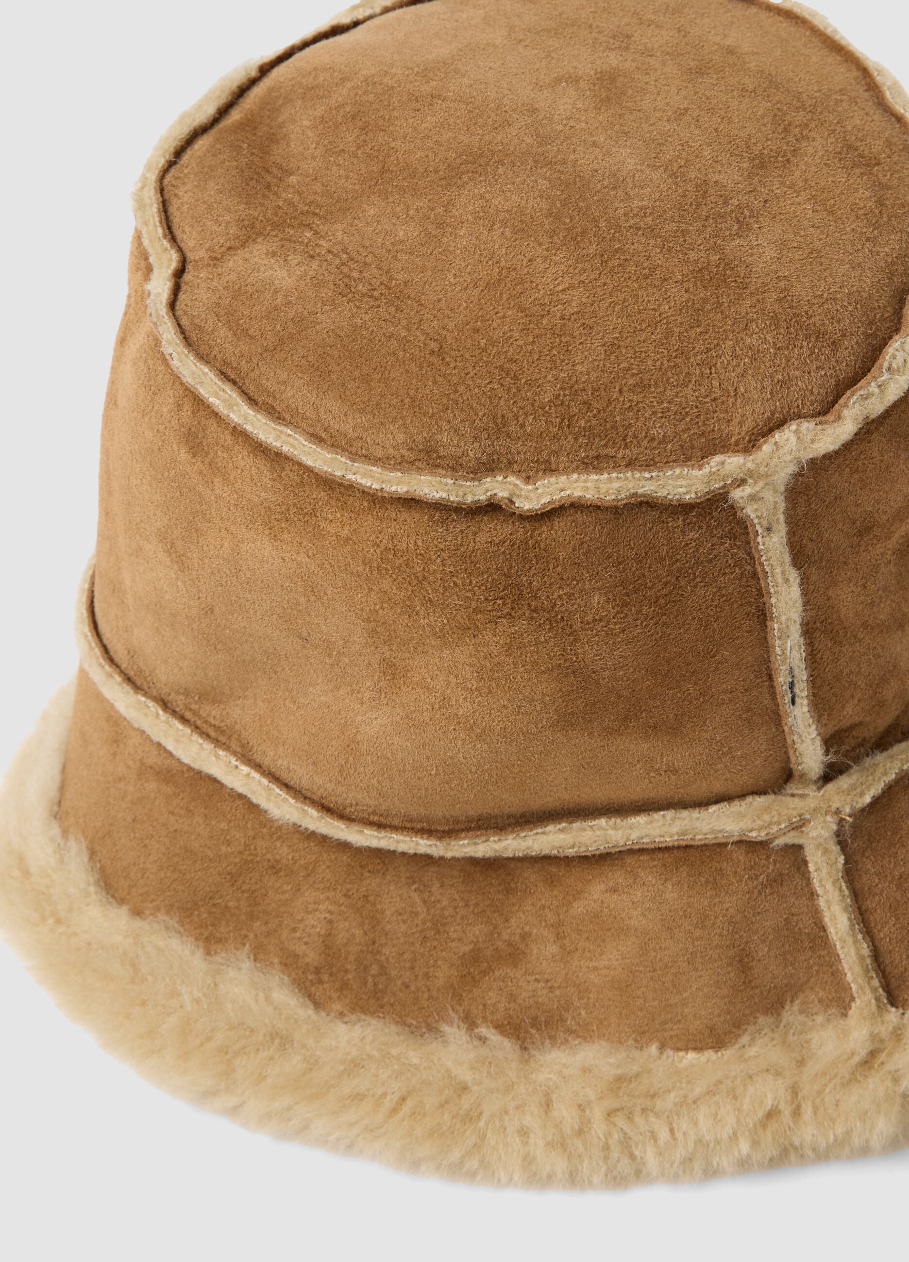 Brown genuine leather hat with shearling-effect trim