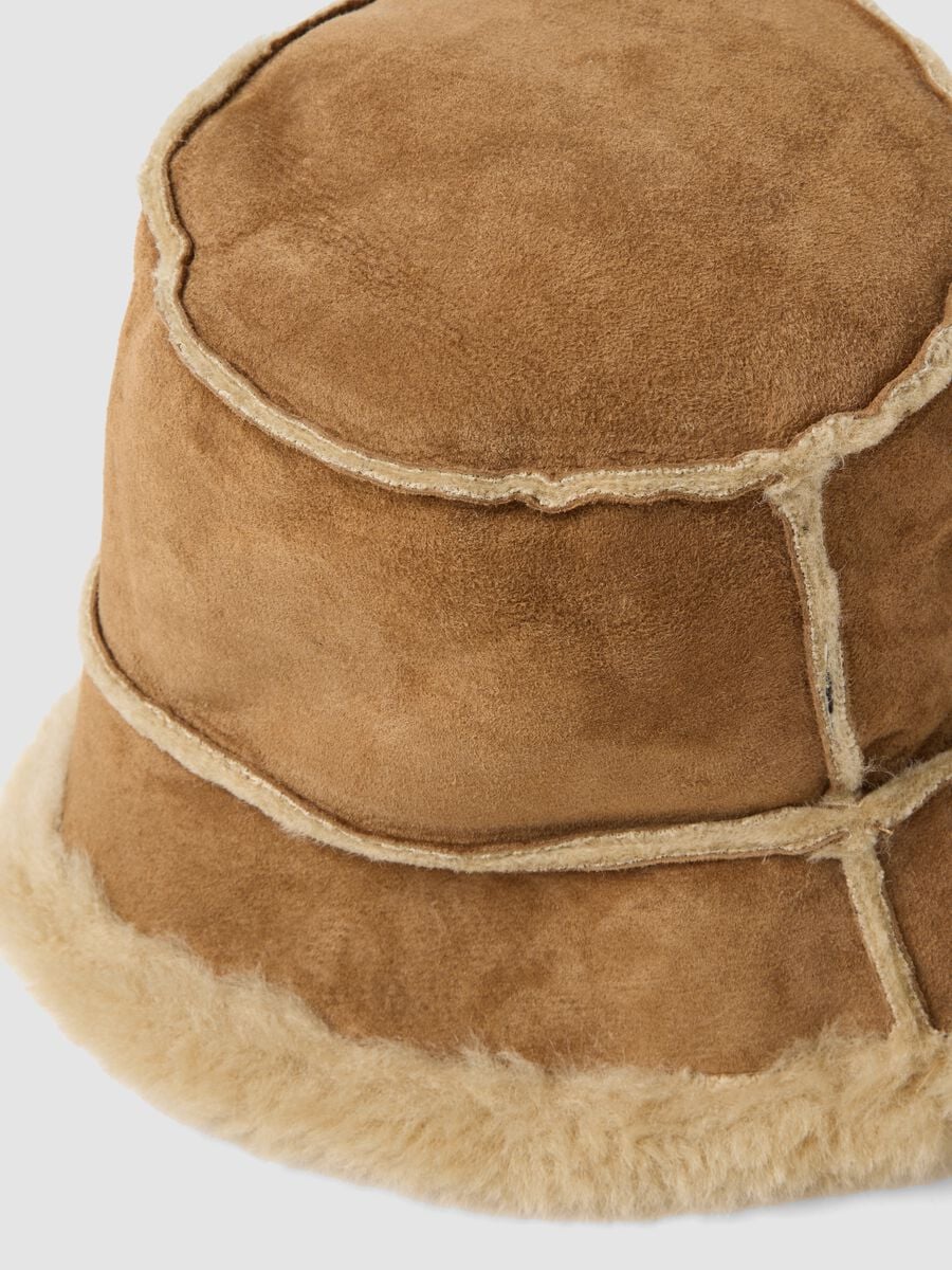 Cappello marrone in vera pelle con bordo effetto shearling_1