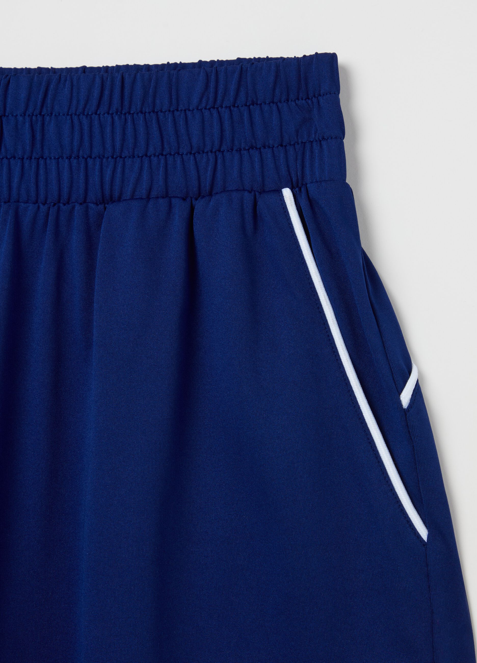 Bermuda joggers with contrasting piping