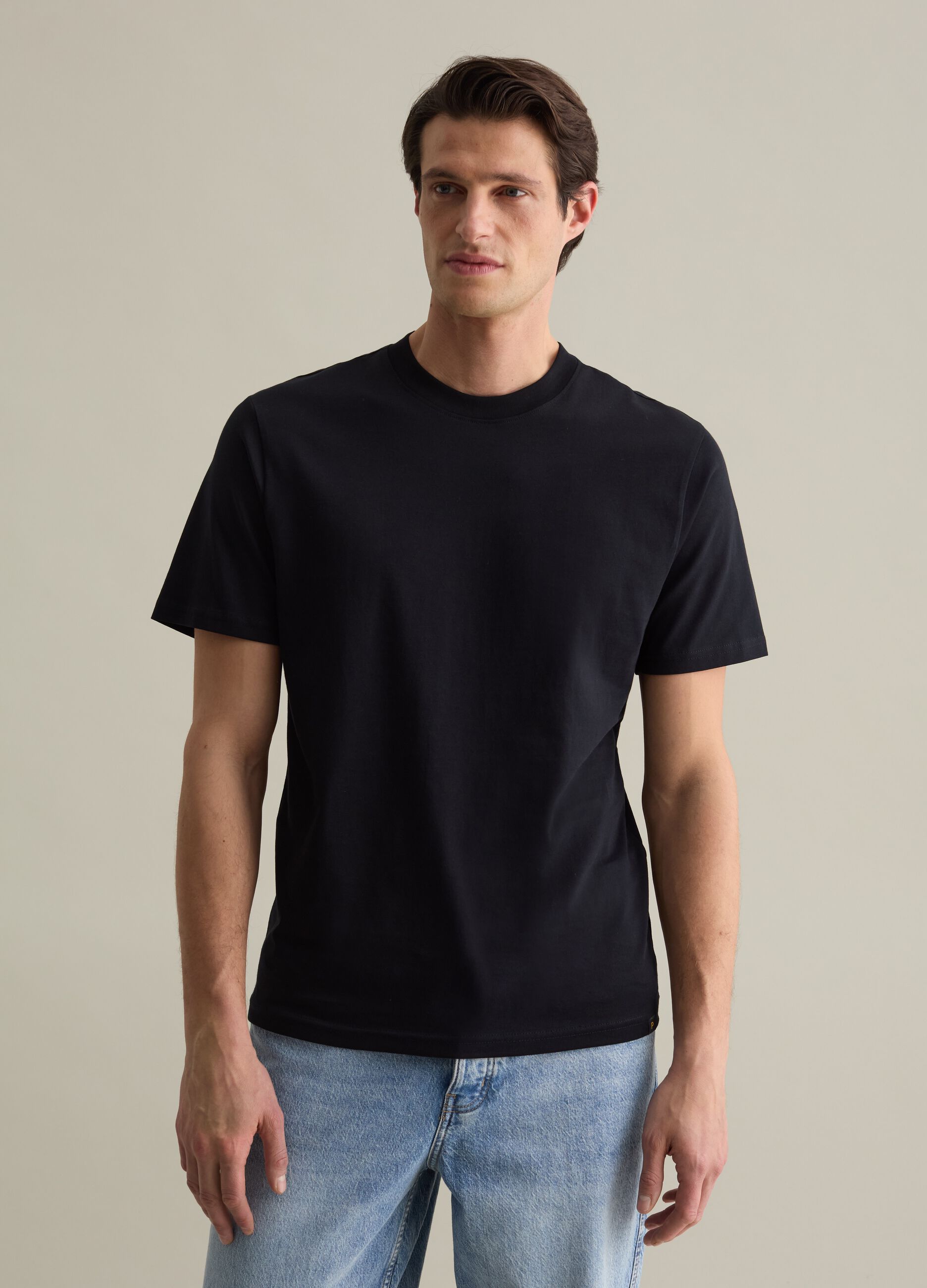 Plain cotton T-shirt with round neck.