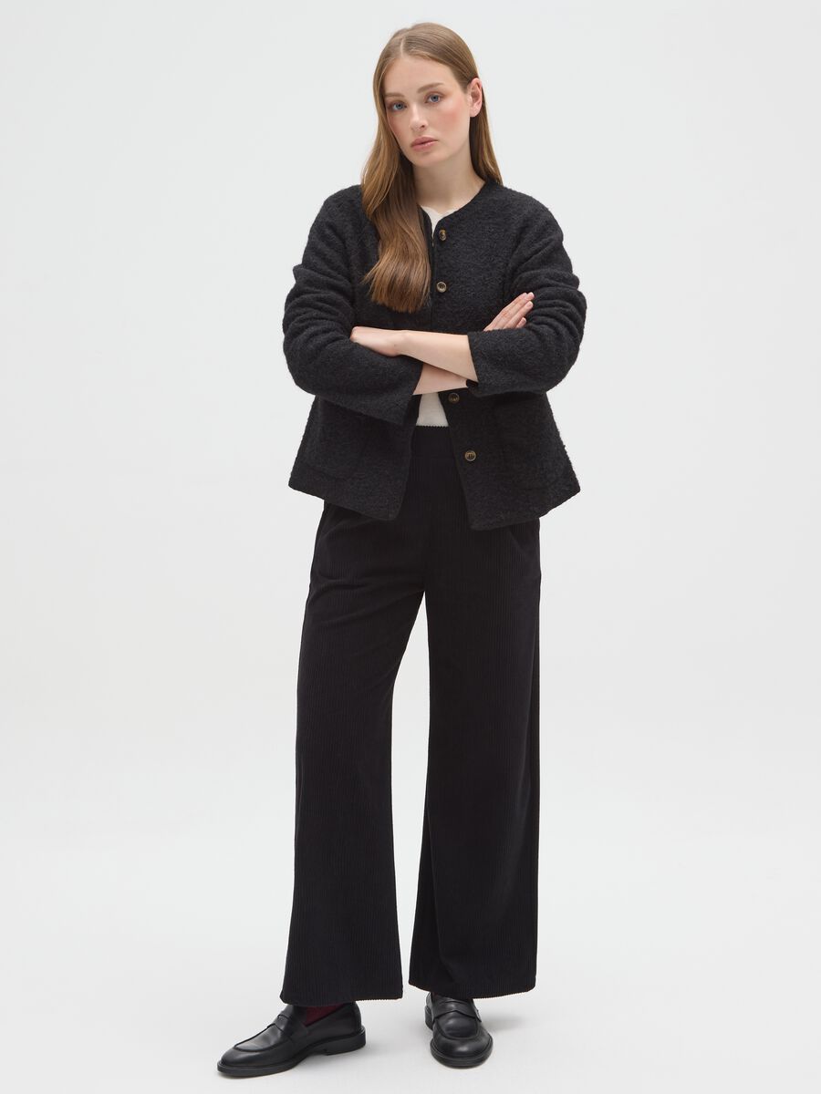 Giacca nera regular fit con bottoni e tasche_1