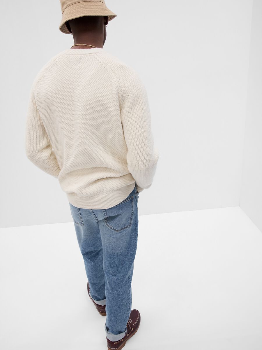 Straight-fit jeans with mid-rise waist_3