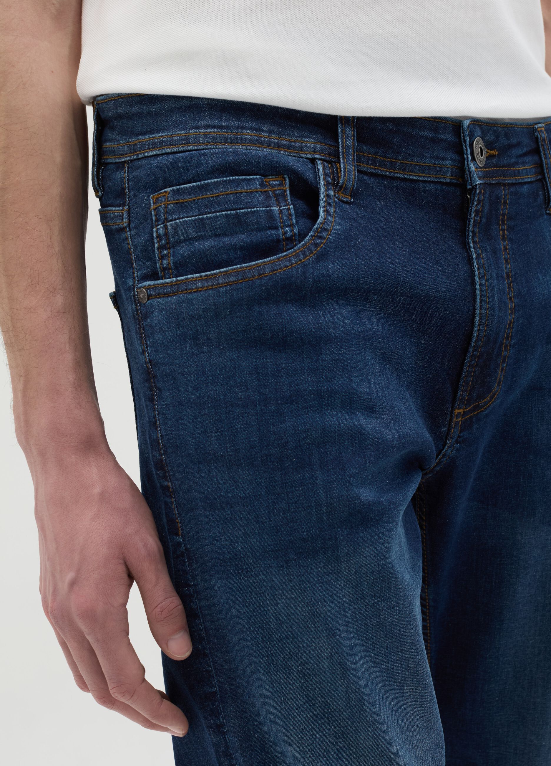 Slim-fit jeans with five pockets