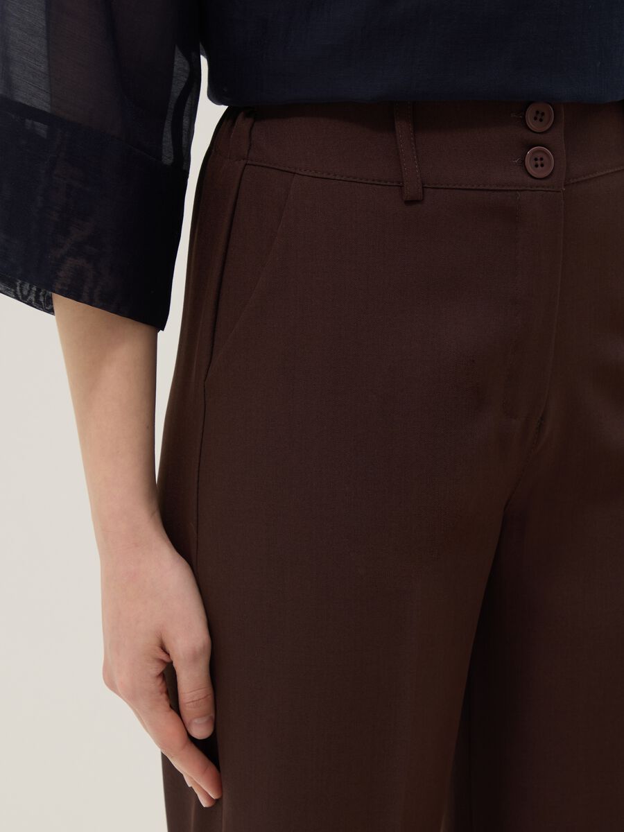 Brown cropped trousers in stretch fabric_3