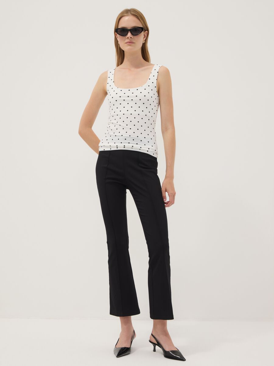 Top bianco fitted in cotone elasticizzato a pois_2