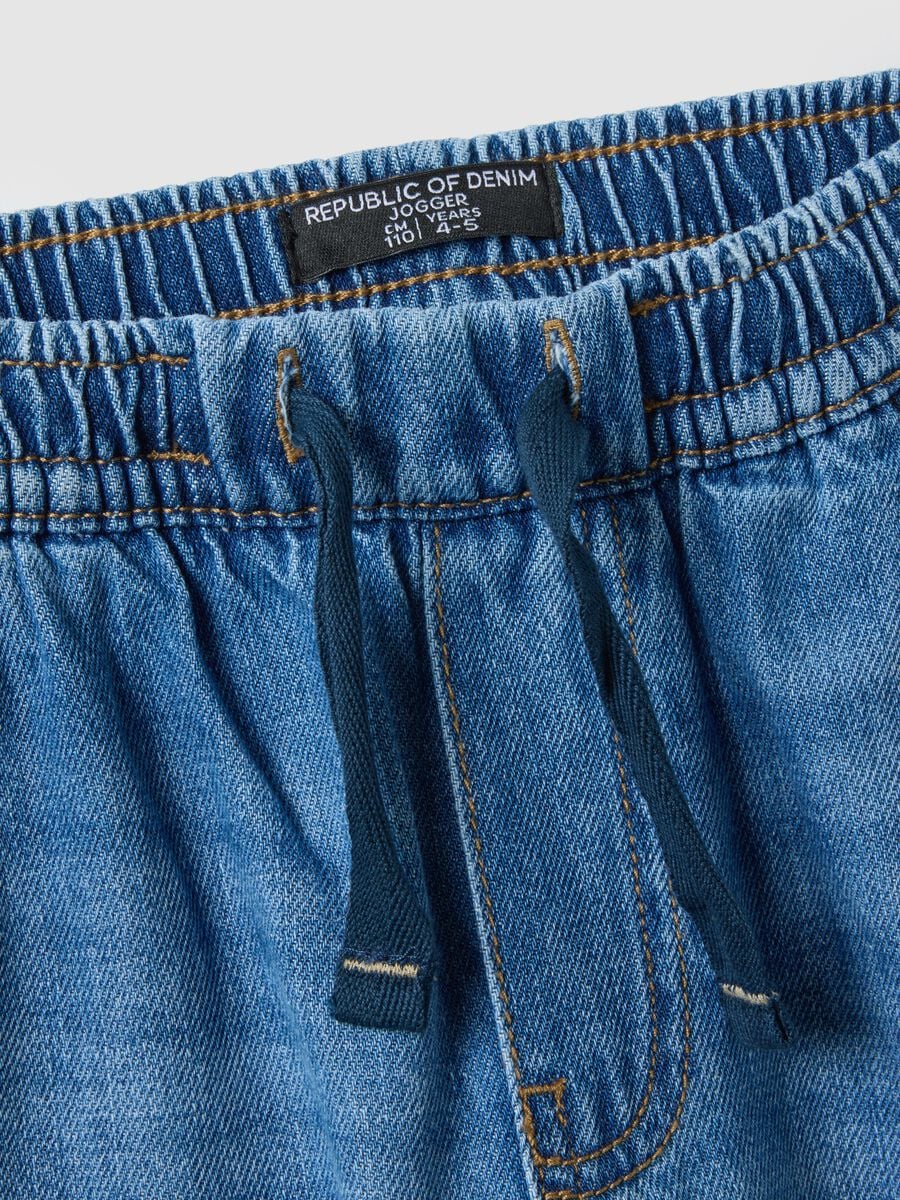 Jeans in misto cotone denim blu relaxed fit da bambino_2