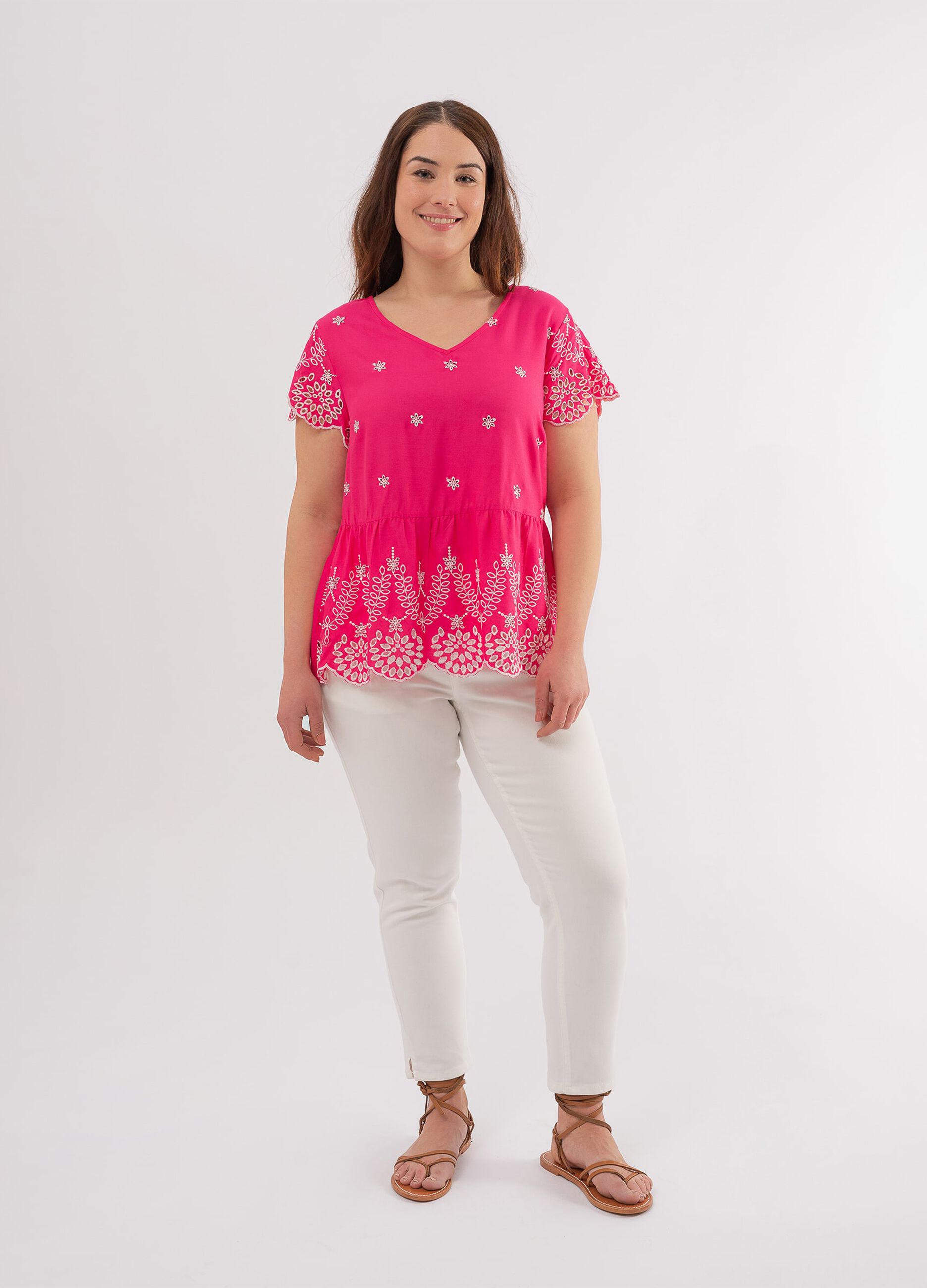 T-shirt con decorazioni in sangallo Curvy