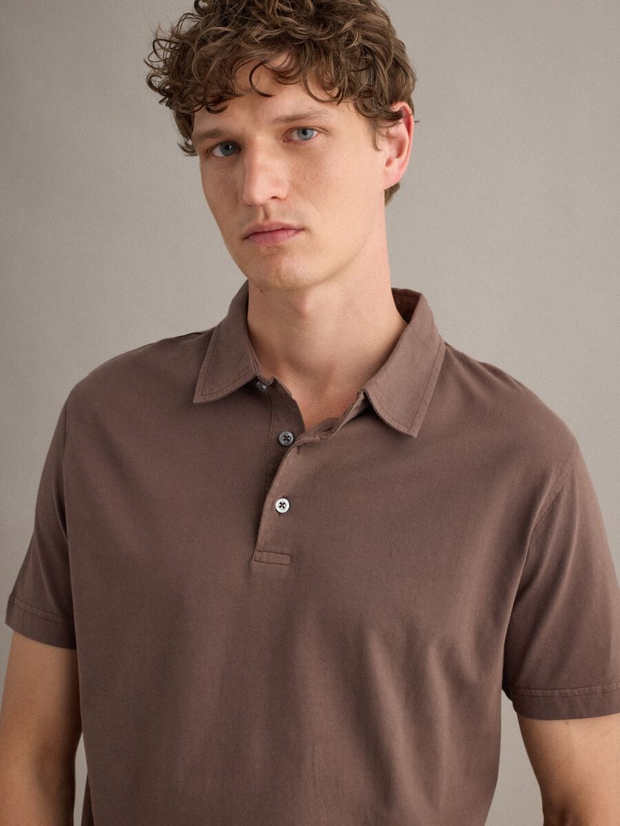 Polo marrone a maniche corte in puro cotone regular fit_1