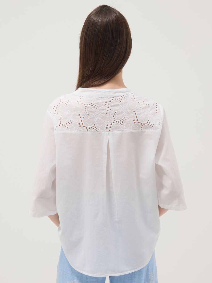 Camicia bianca in puro cotone con ricami traforati regular fit_3