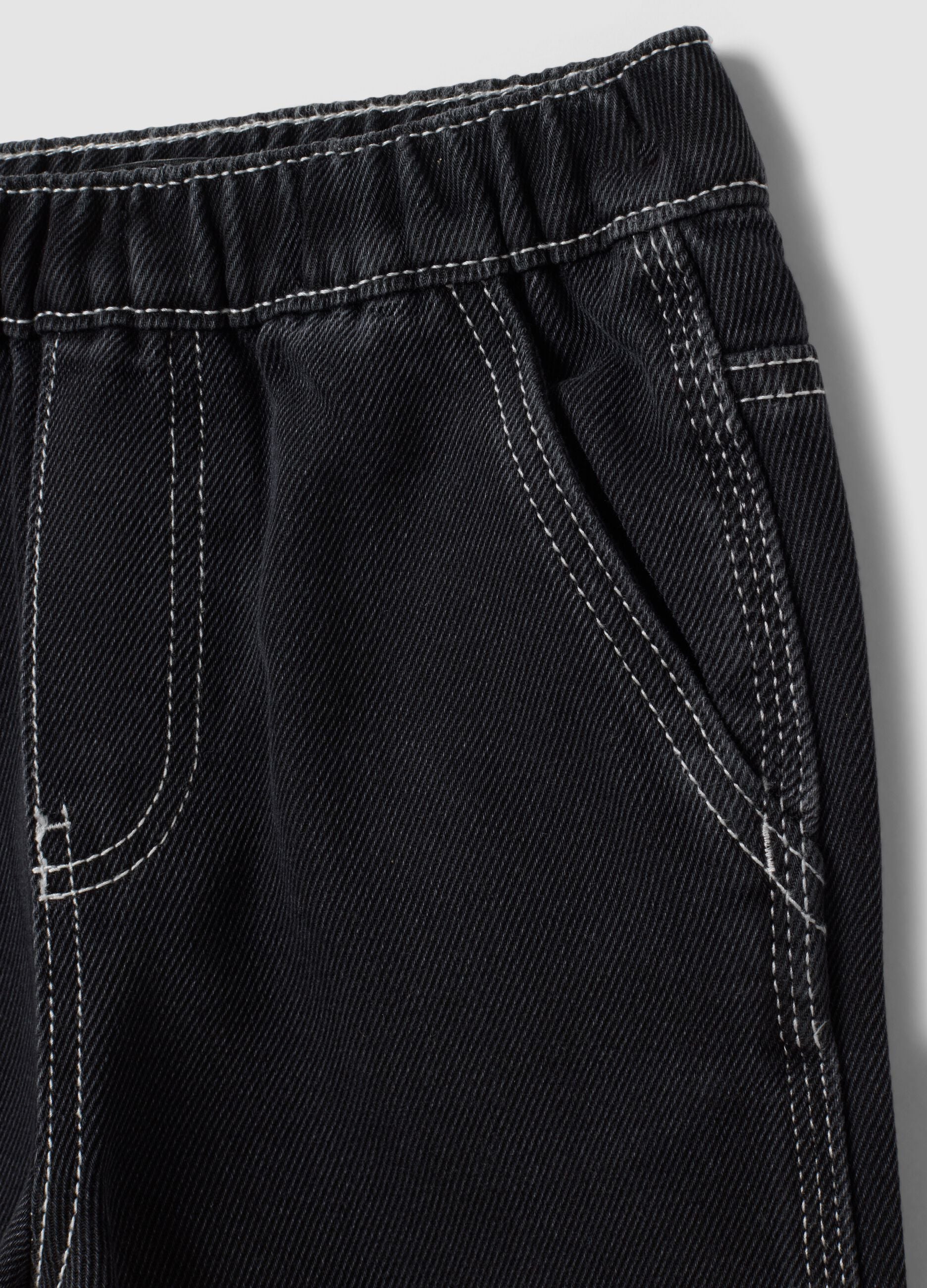 Jogger nero in misto cotone e viscosa con vita elasticizzata per bambino