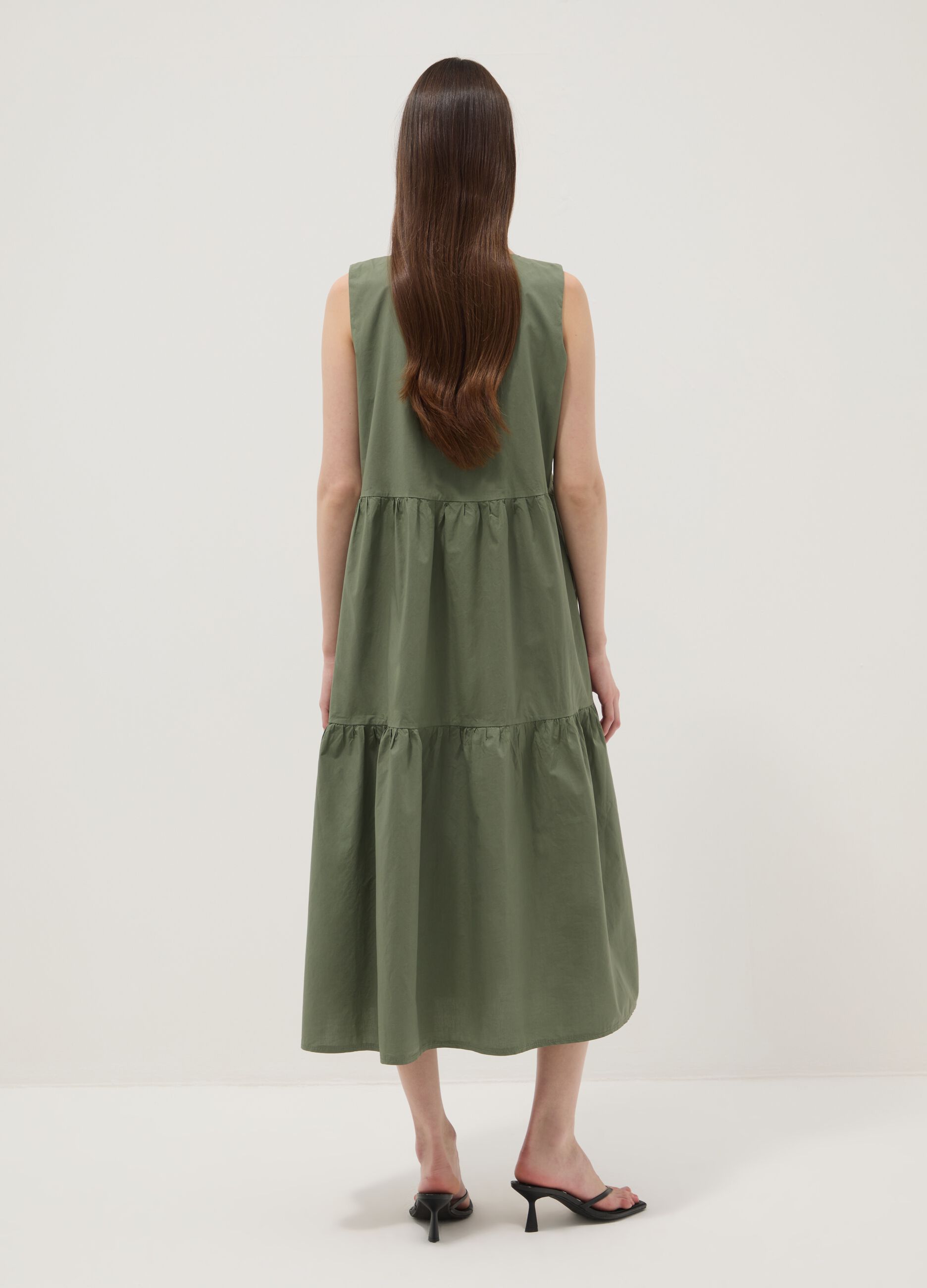 Abito verde smanicato in puro cotone con balze regular fit