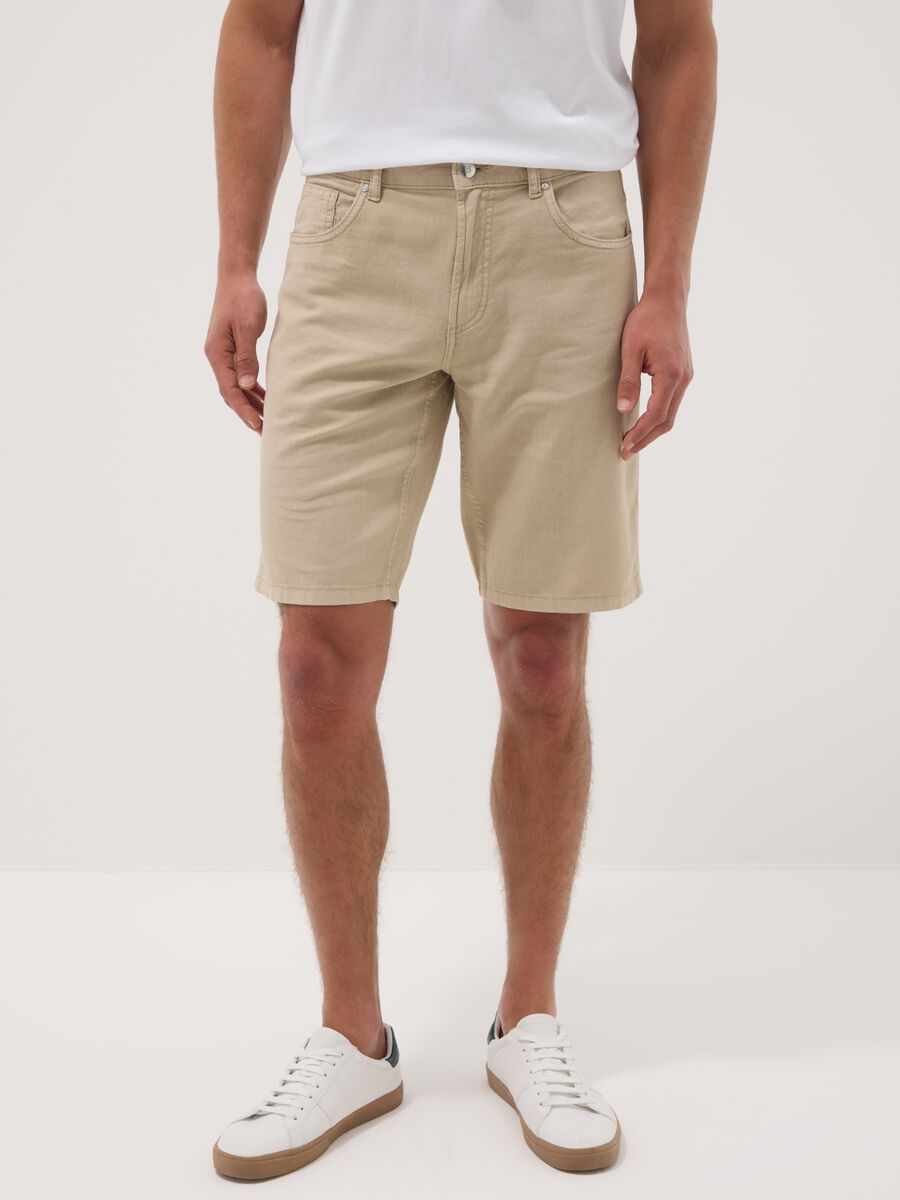 Beige five-pocket linen and cotton blend Bermuda shorts_2