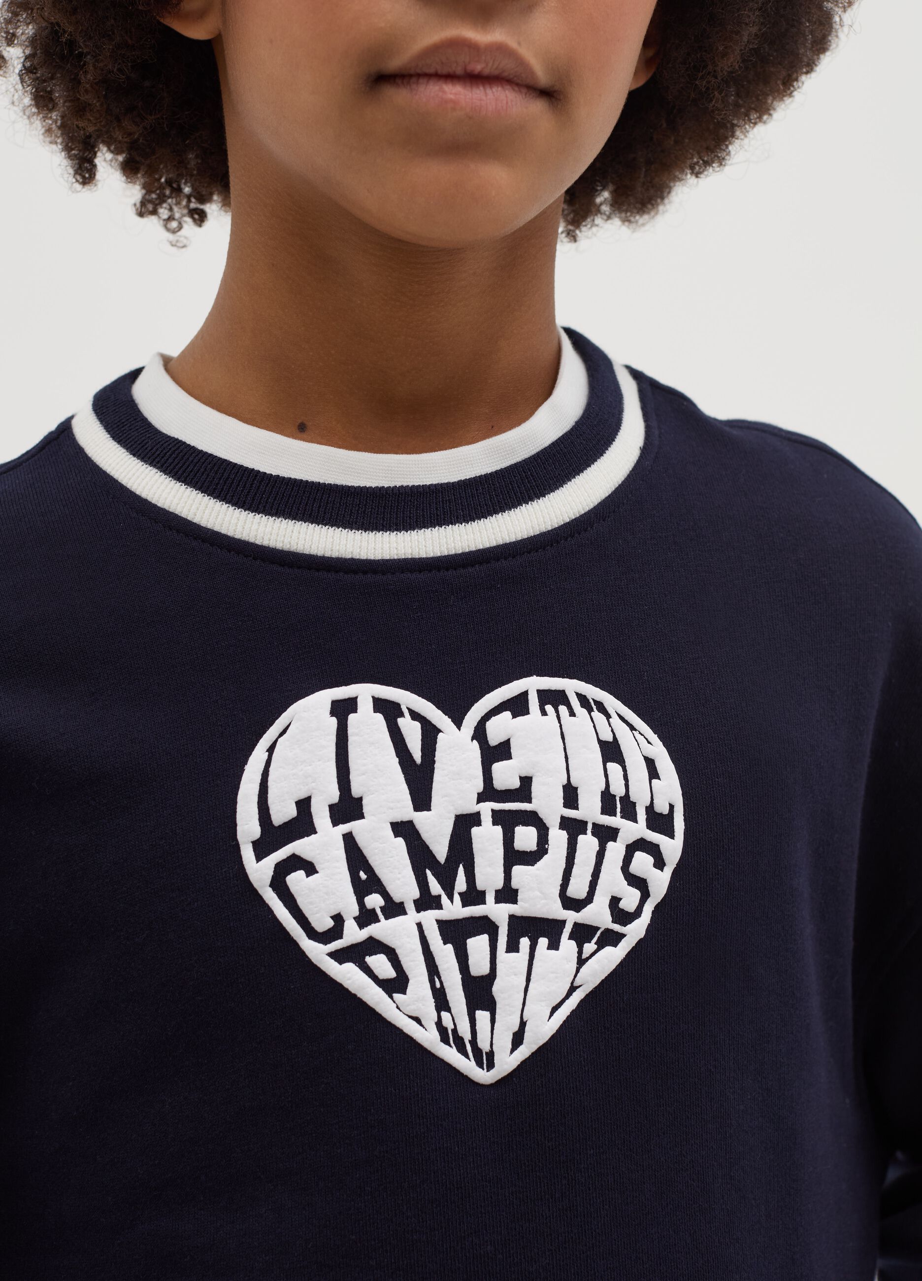 Felpa con cuore e scritta "Live the campus party"