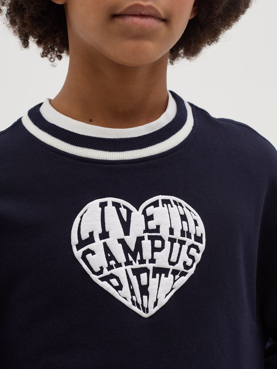 Sweatshirt with heart and "Live the campus party" lettering_2