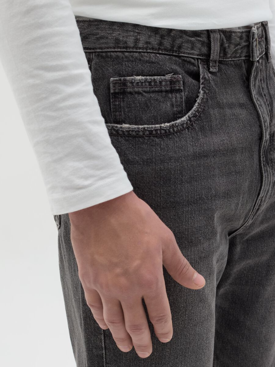 Carrot-fit jeans with fading_2