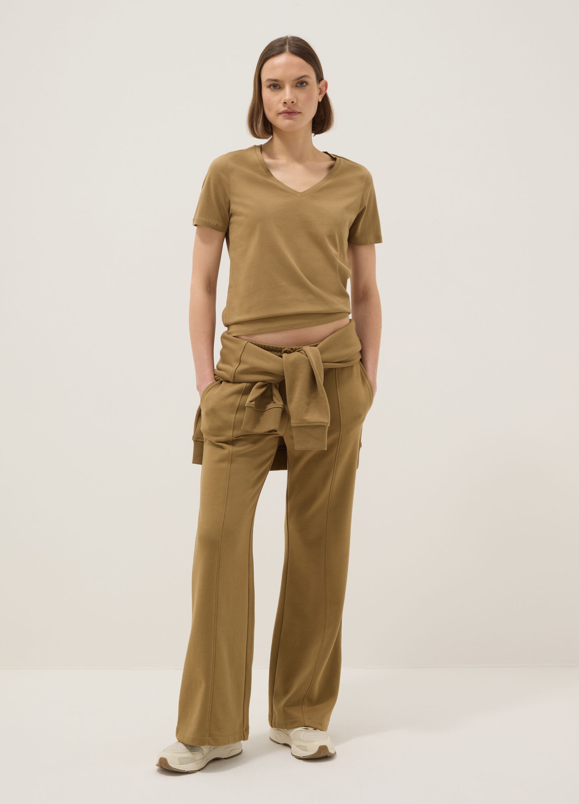 T-shirt in puro cotone marrone regular fit con scollo a V