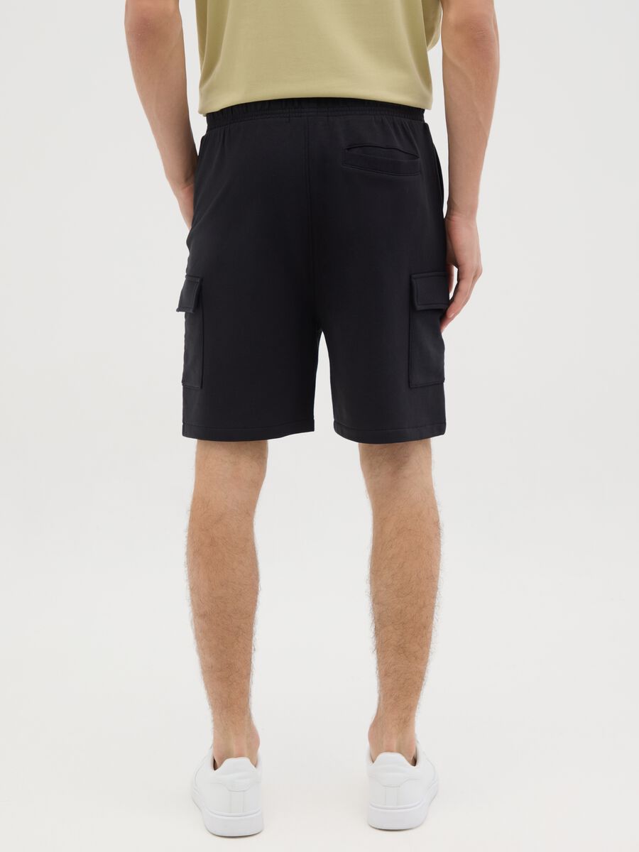 Men's black cotton blend regular fit shorts with pockets_3