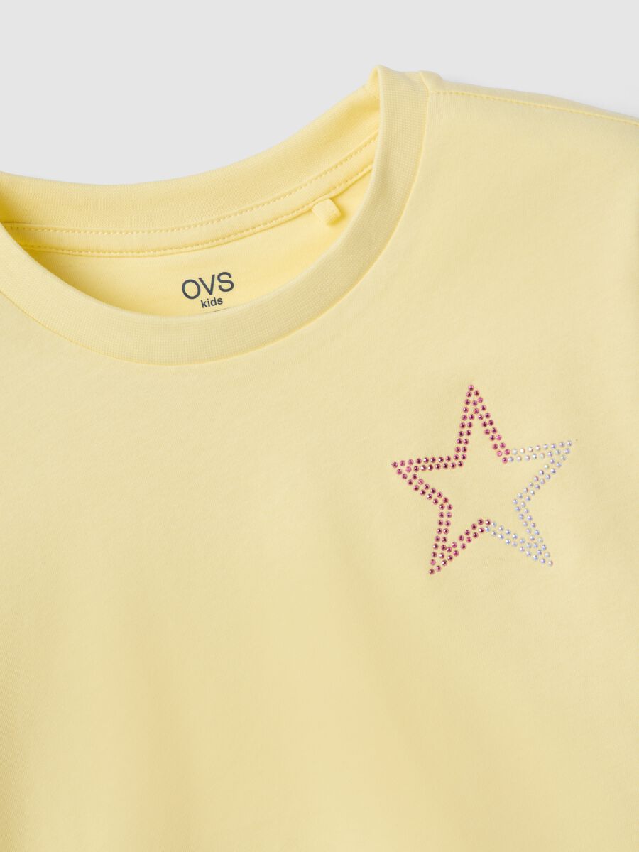 T-shirt in puro cotone giallo da bambina boxy fit con stella_2