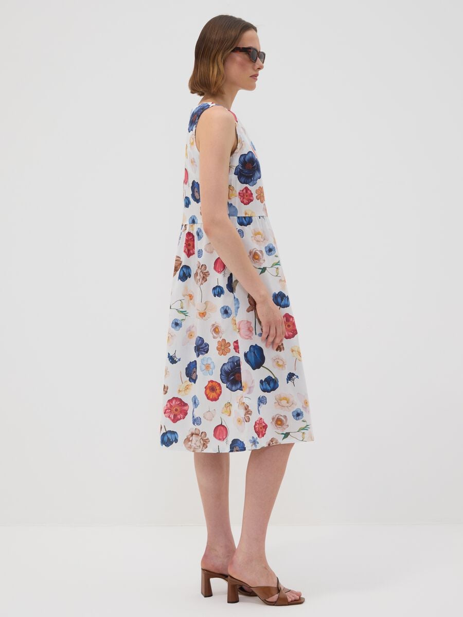Abito bianco smanicato in cotone elasticizzato a fiori regular fit_2